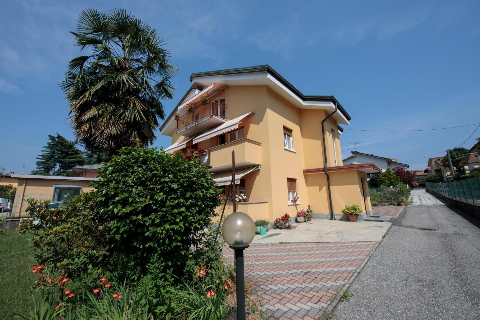 Silver Lake Apartment Angera Exterior photo